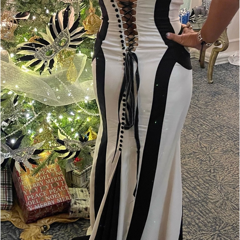 Mori Lee Beautiful Black and White evening/prom dress - Picture 9 of 9